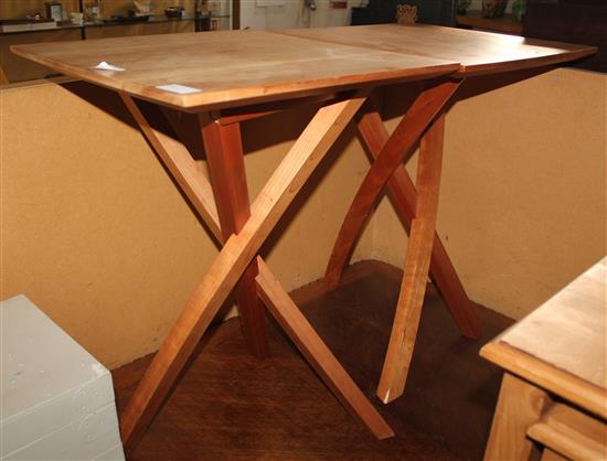 Pair modern side tables(-)